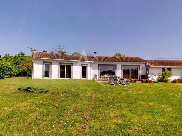 Maison 5 pièces,150 m2 de plain pied avec deux garages