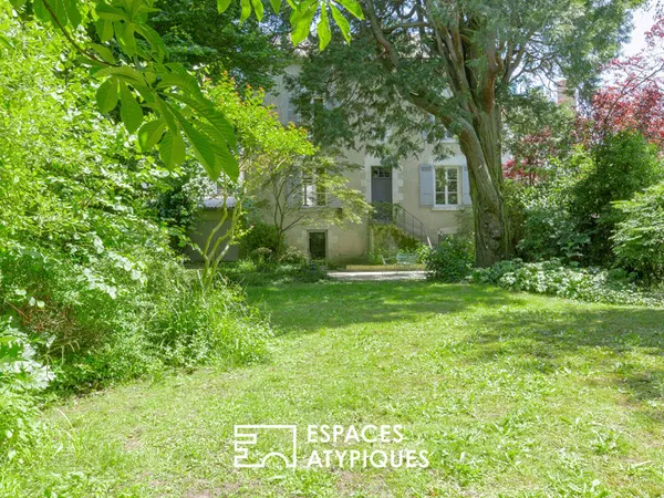 Maison de caractère et jardin bucolique en centre-ville