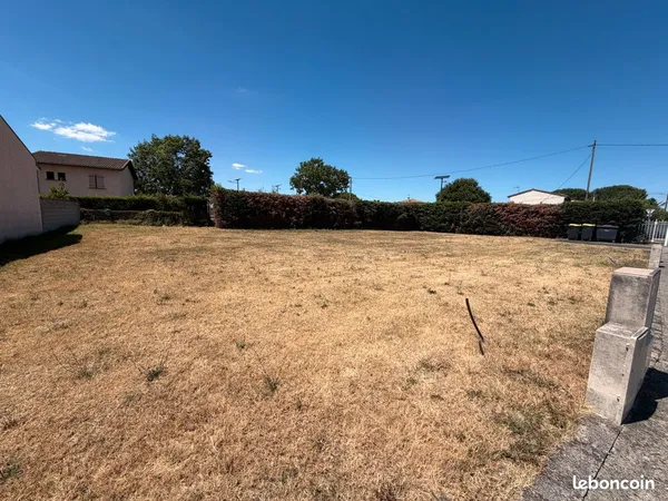 Terrain plat de 744m² viabilisé à bâtir