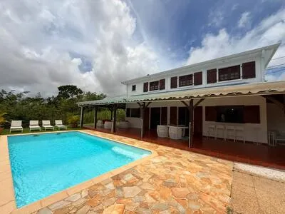Élégante villa F6 meublée avec piscine et bungalow