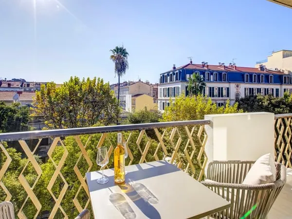 3 PIÈCES DE PRESTIGE AVEC TERRASSE & VUE IMPRENABLE SUR LA VILLE // PARKING COLLECTIF
