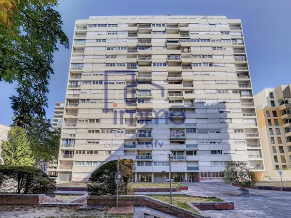 (A Rénover) F4 de 90 m² avec 2 Parkings s/sol et cave