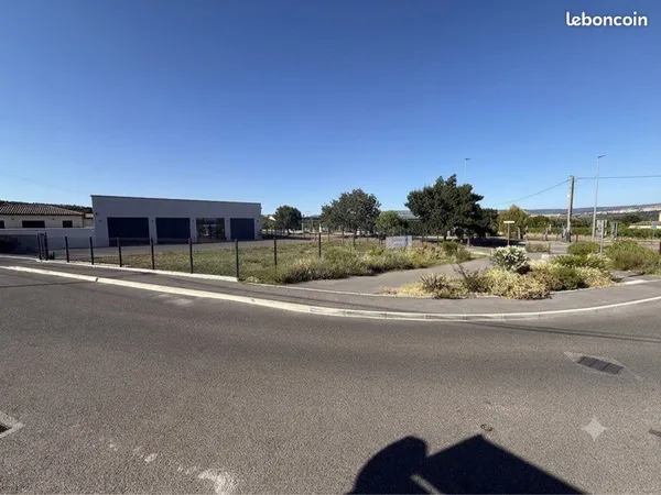 Local commercial 300 m² - Emplacement n°1 (Entrée Zone Commerciale)