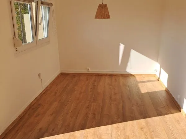 F2 rénové entierement avec 2 balcons