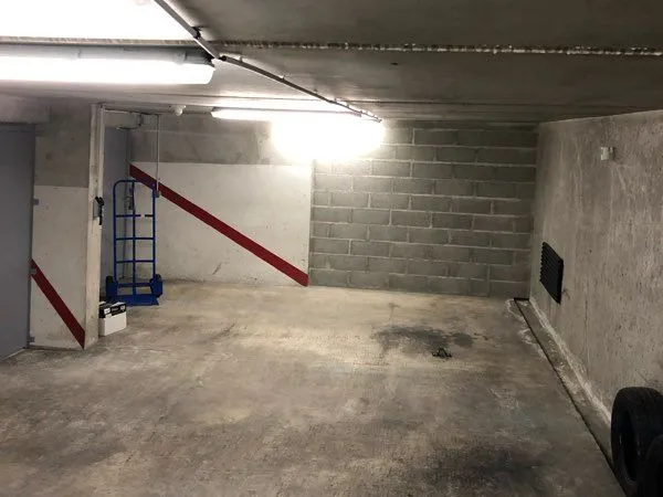 Garage Boxé côté pavée résidence là Boisseraie