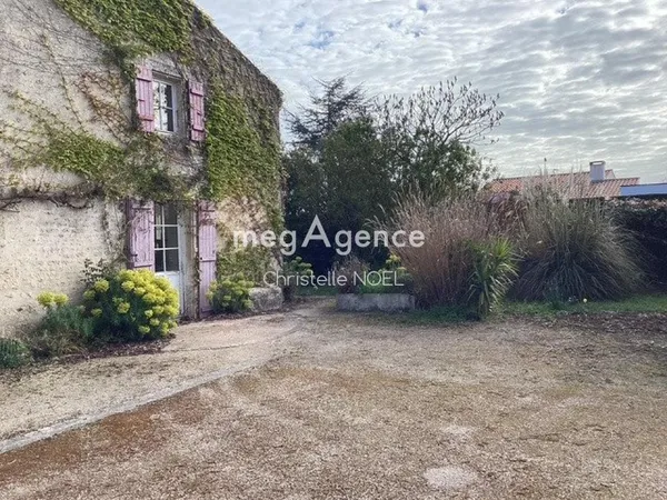 A la campagne,proche de la fôret de ste Gemme la plaine,venez découvrir cette charmante maison à rén