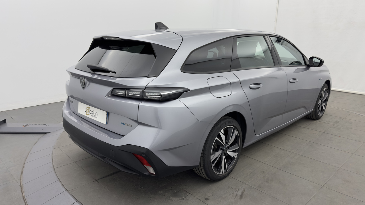 Peugeot 308 SW PHEV 180 e-EAT8 — photo 5