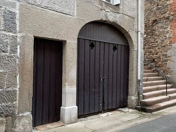 Garage 20m2 + réserve 10 m2 - ST-GALMIER CENTRE