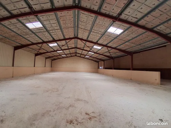 Vend local de 650 m2 avec terrain