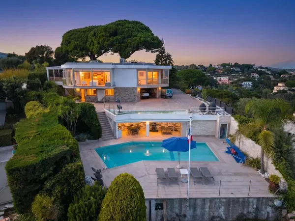 Villa à rénover avec permis de construire - vue panoramique sur la Méditerranée - Golfe-Juan, Super 