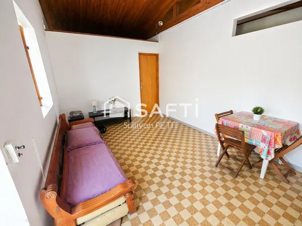 Maison de plain-pied climatisée avec 3 chambres et terrasse, proche de toutes commodités à Saint-Pie