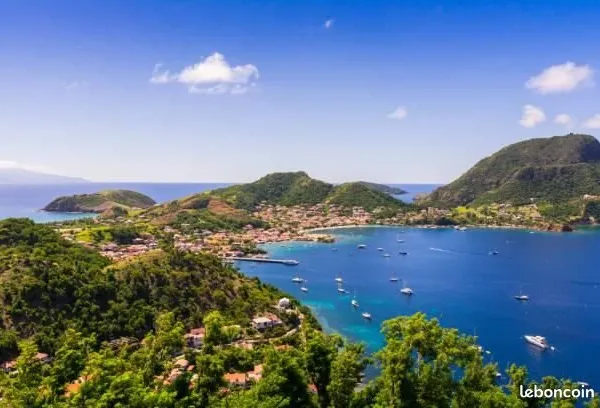 Terre de Haut : Terrain commercial nu à louer. Faire offre de location
