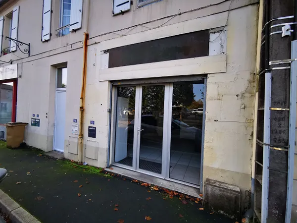 IMMEUBLE LOCAUX COMMERCIAUX + APPARTEMENTS