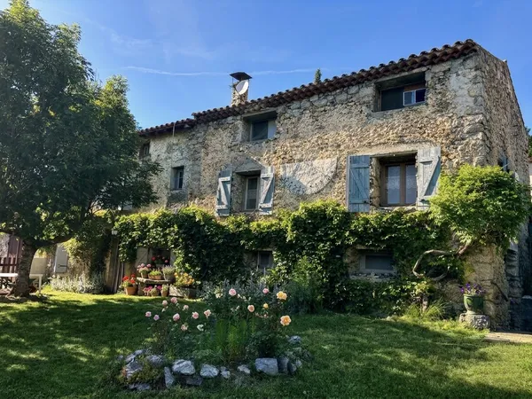 Grande maison de village en pierre avec jardin et dépendance