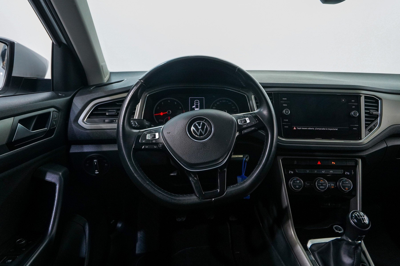 Volkswagen T-Roc — photo 17