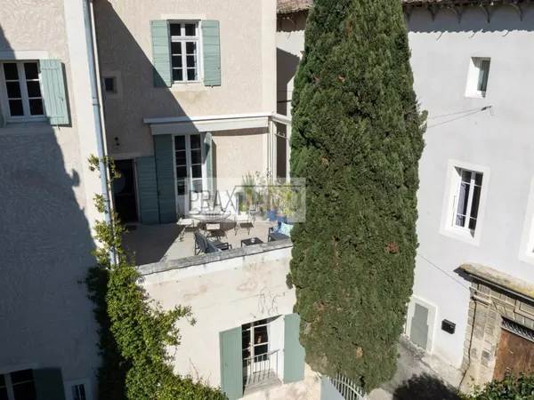 Maison de maitre avec piscine au sein d'un village