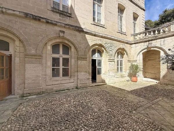 Appartement à rénover dans un ancien hôtel particulier