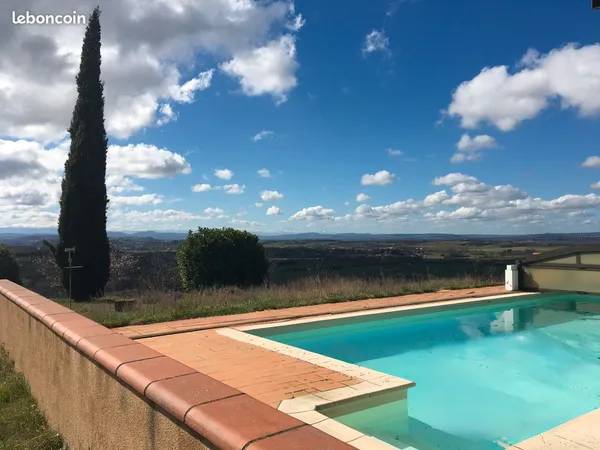 Propriété rare de 7 hectares clôturés, vue panoramique sur les Pyrénées et nombreuses dépendances
