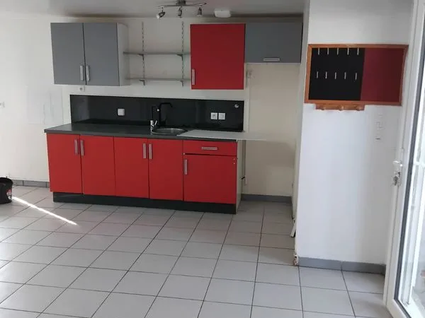 A louer-Maison T2 plain-pied 41 m² avec cour - Centre Vihiers - 460 HC
