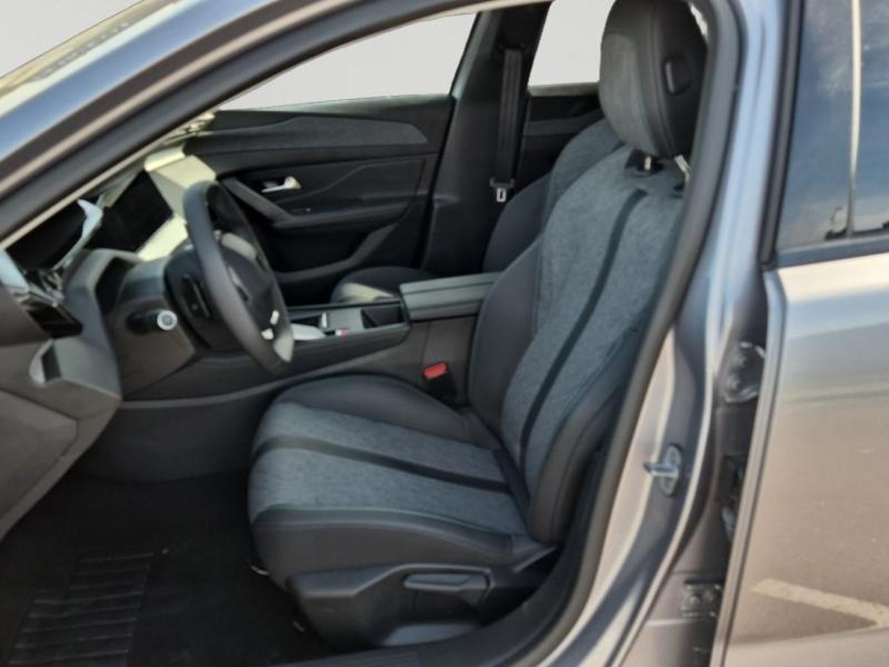 Peugeot 408 phev 225ch allure pack e-eat8 — photo 12