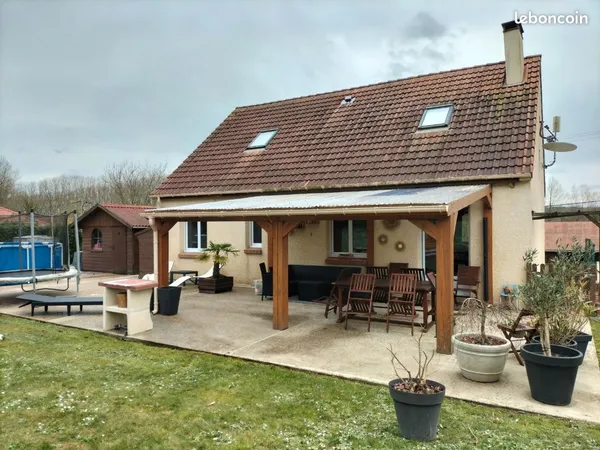 Maison dans un village tranquille