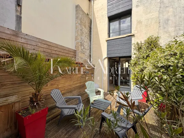 Maison de ville avec cour, terrasse et 2 studios