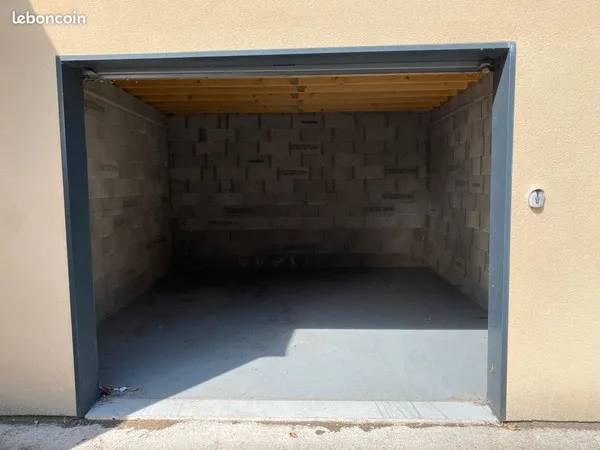 Garage à louer 16 m² avec porte motorisée électrique - Pavilly