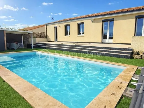 MAISON INDIVIDUELLE DE PLAIN PIED 4 PIECES 90M2, GARAGE, PISCINE, ABRI ET TERRAIN DE 600 M2