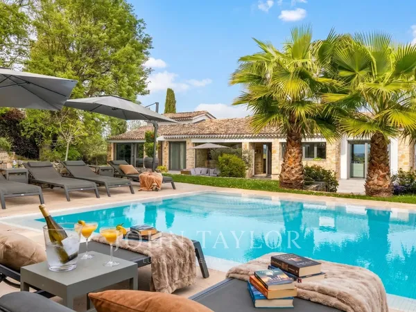Villa rénovée avec un studio indépendant à louer à Valbonne - Domaine privé, piscine chauffée, 6 cha