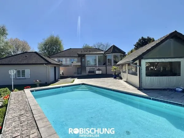 Magnifique plain pied avec piscine et étang à Montreux-Jeune