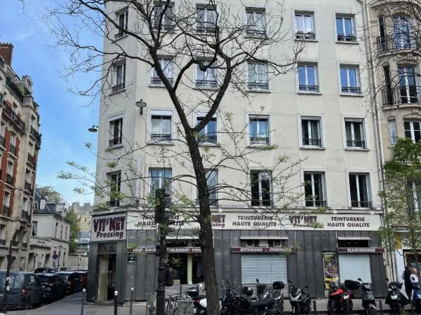 75015 Paris Zola / Commerce. Charmant 3 Pièces 2 Chambres Dernier Etage avec Ascenseur