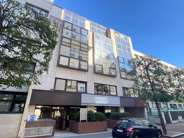 Bureaux à louer : plateaux de 353 m² divisibles à Boulogne-Billancourt. Immeuble moderne, proche des