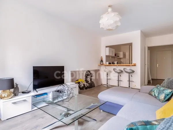 Appartement à vendre 2 pièces 48,70 m² PARIS 20EME ARRONDISSEMENT (75) en excellent état au sein d'u