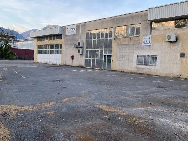 Local Léon Jouhaux de 1600 m2 sur terrain de 3000 m2