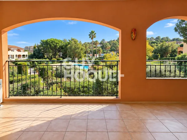 Appartement T4 traversant avec terrasse, piscine, tennis et garage