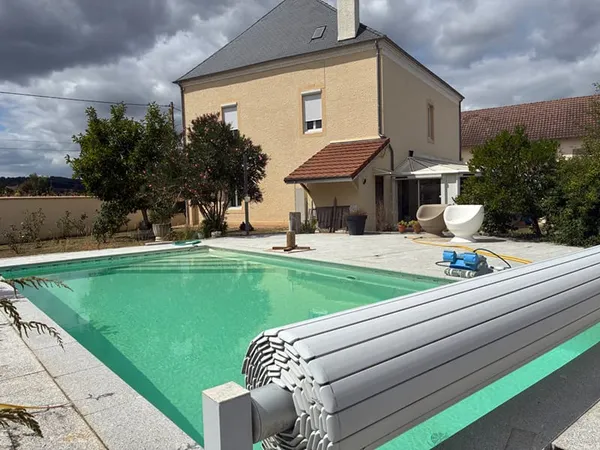 Maison familiale avec piscine et dépendances au coeur du béarn