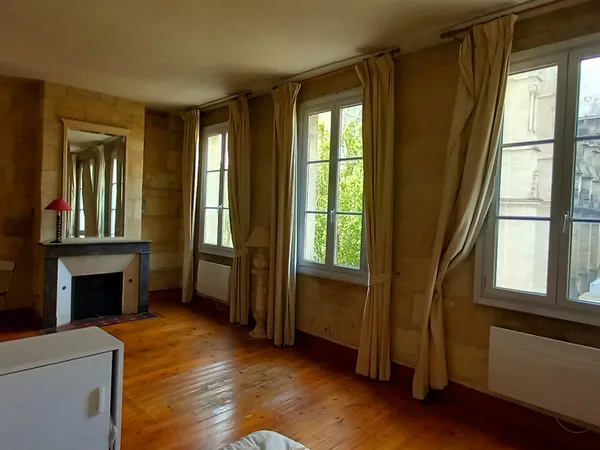 Loue appartement 45m² Rue Notre Dame face Eglise St Louis
