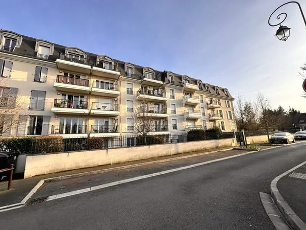 LE VAL ROGER - F5 pièces normes PMR proche de 2 lignes de bu