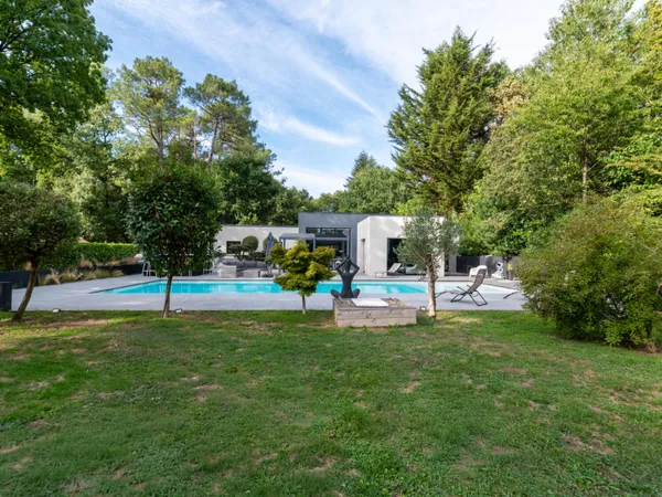 Villa familiale style californien de plain-pied avec piscine
