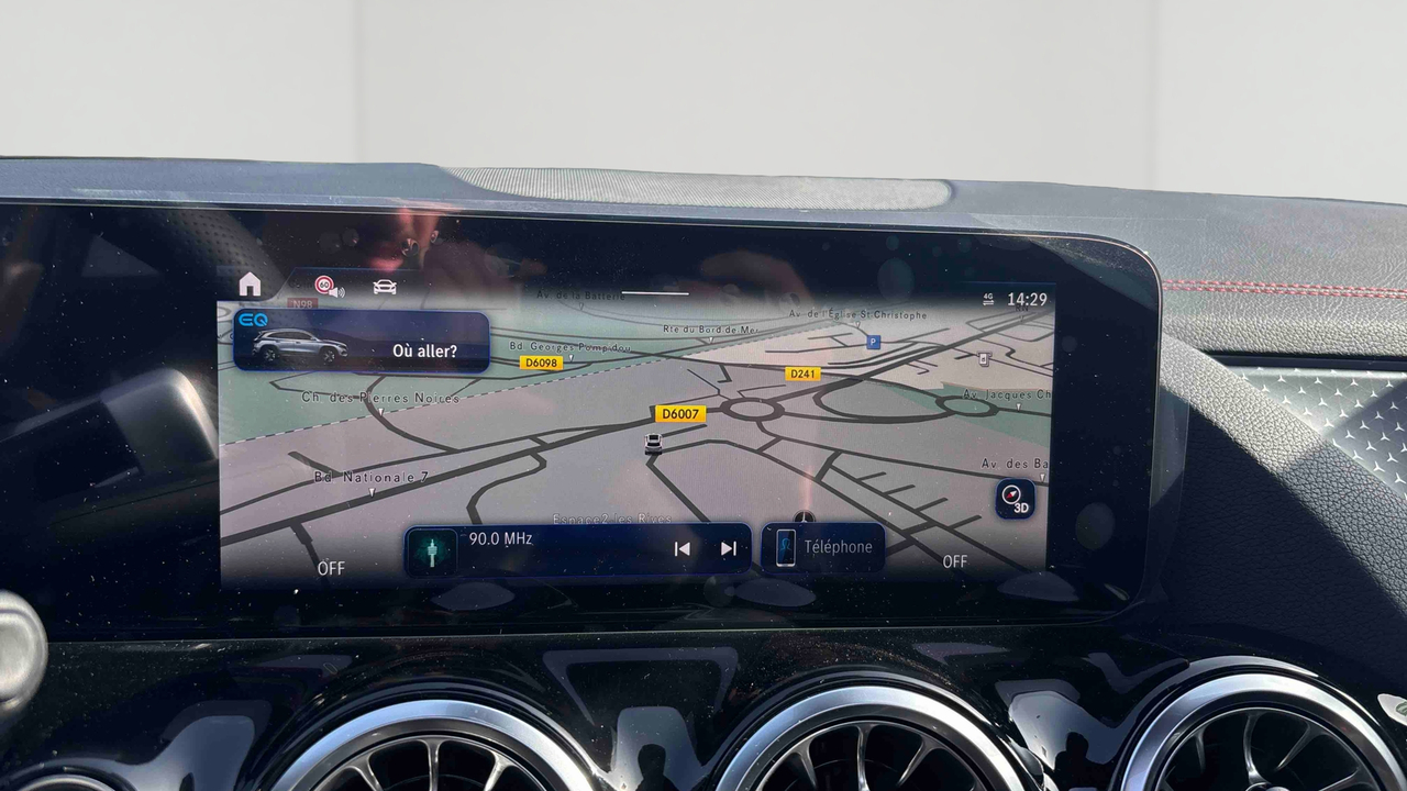 Mercedes EQA 300 4Matic — photo 15