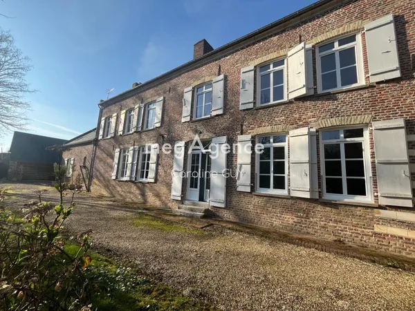 Maison de maître, 267 m2, 5 chambres, jardin et garages