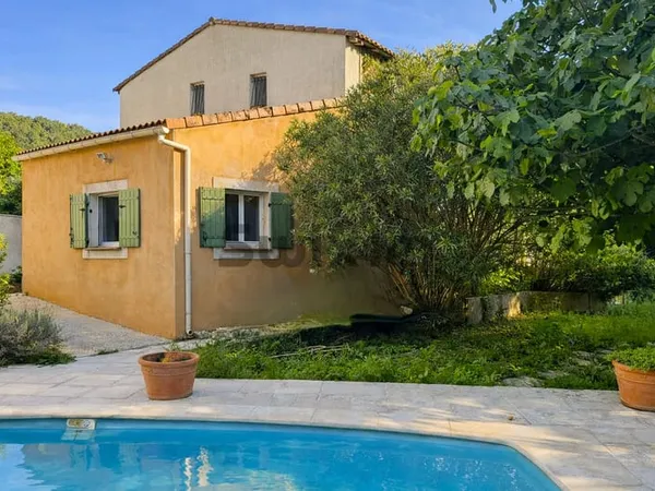 Villa sur les hauteurs avec dépendances