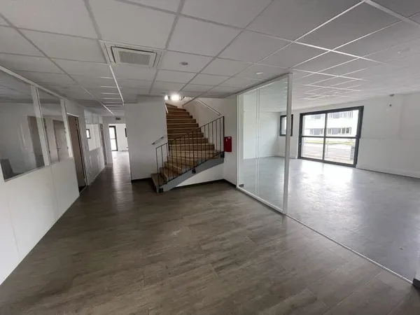 Locaux professionnels modernes - 407 m² sur 2 niveaux