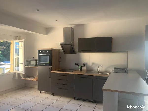 Location 3 pièces 94 m2 meublé prêt à habiter (eau, électricité, internet haut débit (fibre optique)