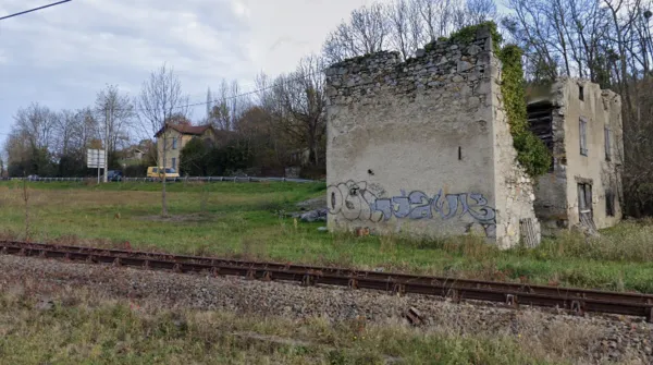 Dpt Haute- Garonne 31- A vendre Labroquere 31510- Vente spéciale entreprises ruine sur terrain de 3 