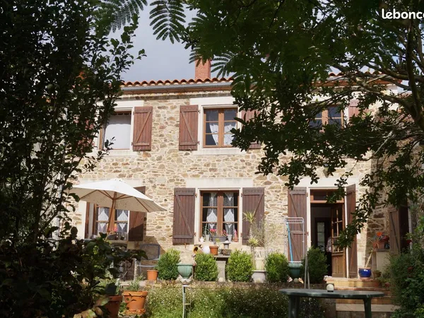 Ancienne ferme avec grand terrain attenant