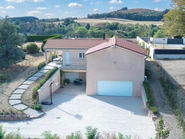 Villa moderne avec espace indépendant pour profession libérale et terrain constructible