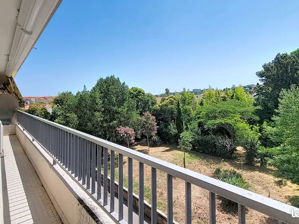Appartement 104 m², près du square (850 hors charges)