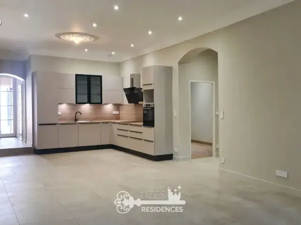 Appartement rénové de 130 m2 avec terrasse, dépendance et 3 chambres au coeur d'Uzès