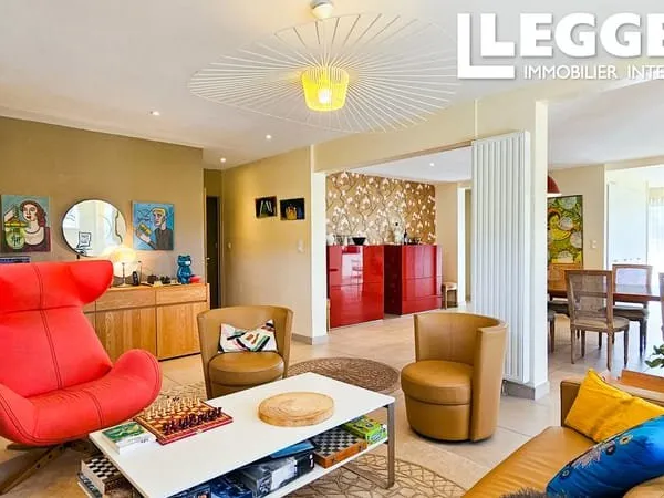 Grande propriété en centre-ville, pouvant comprendre trois logements ou une grande maison familiale.